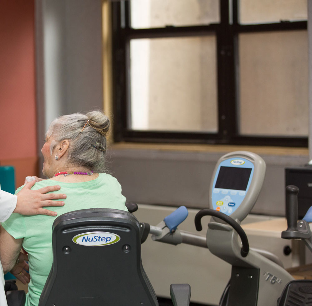 Elderly women getting pulmonary rehab to improve her lungs function